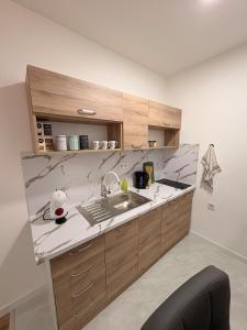 eine Küche mit Spüle und Arbeitsfläche in der Unterkunft Apartment EDA in Bosanska Krupa + 5 Fotos