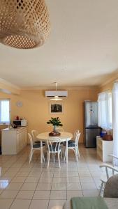 a kitchen and dining room with a table and chairs at Margaréta Apartman in Balatonudvari