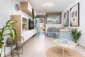 a living room with a blue couch and a table at CarpeDiem Costa de Antigua in Costa de Antigua