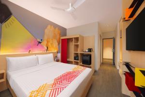 a hotel room with a bed and a tv at Ginger Pantnagar in Pantnagar +40 photos