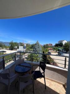 a balcony with a table and chairs and a view at Vila Gregor in Tushemisht