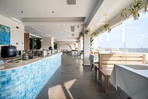 a restaurant with a bar with a view of the ocean at XIHUI Cliff Hotel in Tian'ao