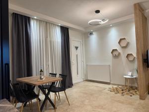 a dining room with a table and chairs at Ancient Philippi Luxury Apt MKP in Krinídhes