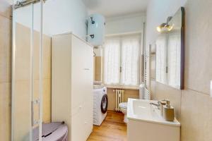 a bathroom with a sink and a washing machine at [DolciAcque] Dolce sosta nel cuore di Acqui in Acqui Terme