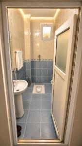 a bathroom with a toilet and a sink at Trabzon Zingila Residence in Yomra