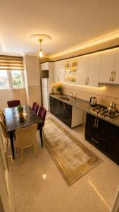 a kitchen with a table and a dining room at Trabzon Zingila Residence in Yomra