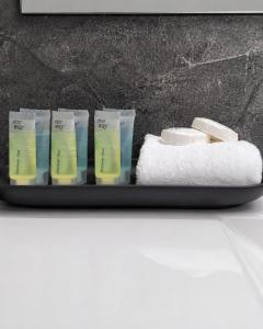 a tray of toothbrushes and towels in a bathroom at Gladstone CBD Motel in Gladstone
