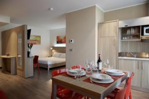 Kuchyň nebo kuchyňský kout v ubytování Privilege Apartments