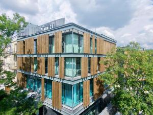 an external view of a building with glass at Apartament Piano 21 in Opole