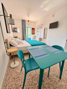 a room with a bed and a table and a bed at ARTEAMARE in Vignanotica in Mattinata