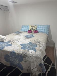 a bedroom with a bed with a blue and white comforter at Cozy Broadway in Minneapolis