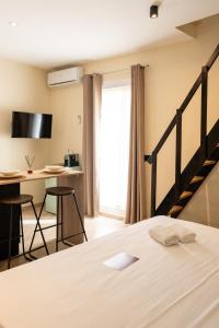a bedroom with a bed and a table and a kitchen at L'ateneo Lumiére in Agrigento