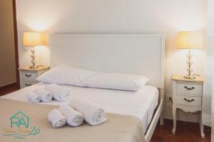 a hotel room with two beds with white towels at Roan Home Pompei 2 in Pompei