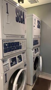 a washing machine and a washer and dryer in a room at Studio com sacada, piscina e academia a 25 min Aeroporto GRU in São Paulo