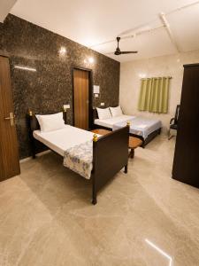 two beds in a room with two beds sidx sidx sidx sidx at Shri Shyam Kunj Hotel in Ambikāpur