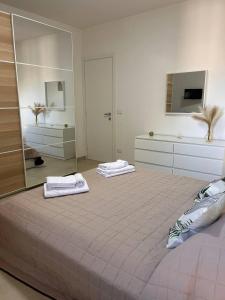 a large bedroom with a large bed with mirrors at 'Na Scalunera in Mezzojuso