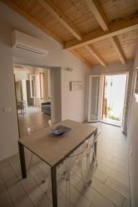 a dining room with a table and chairs in a room at OASI Apartment in Le Grazie