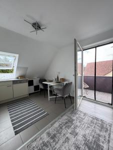 a kitchen and dining room with a table and a window at Gemütliche Maisonette nahe Dinkelsbühl in Schopfloch