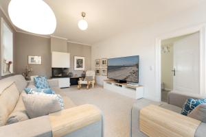 a living room with a couch and a tv at Fischerhaus in Fehmarn