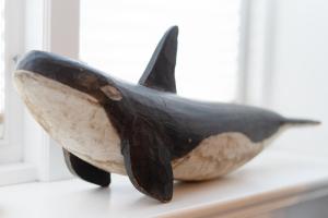 a sculpture of a whale sitting on a shelf at Fischerhaus in Fehmarn