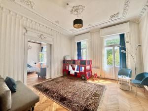 a living room with a toy fire truck on a rug at Villa Sartorius - charmant und denkmalgeschützt wohnen nahe Göttingen in Bovenden