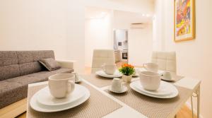 un soggiorno con tavolo con tazze e piattini di Dante 58 a Palermo
