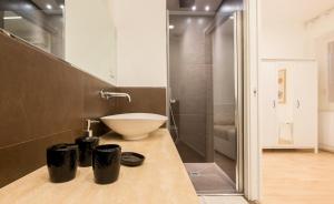 un bagno con lavandino, WC e doccia di Dante 58 a Palermo Altre 24 foto