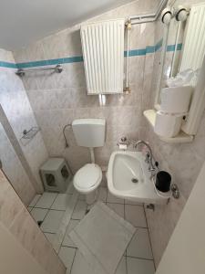 ein kleines Badezimmer mit Toilette und Waschbecken in der Unterkunft Delfinia Studios in Platanias + 49 Fotos