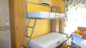 トレモリノスにあるApartamento Rulosol 2のはしご付きの部屋の二段ベッド1台分です。