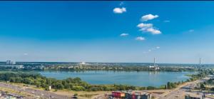a view of a large river with a city at Апартаменти з Панорамним Краєвидом на Озеро in Kyiv