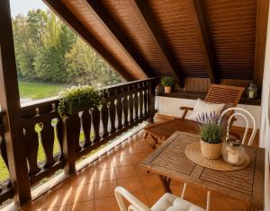 a patio with a table and chairs on a balcony at Odw homes - naturnahe Wohnung im Landhaus in Trösel
