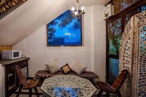 a living room with a bench and a window at Le Fort Homestay in Jaipur
