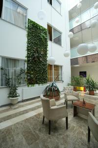 eine Lobby mit einer grünen Wand und Stühlen in der Unterkunft DORA BEYTEPE HoTEL in Çayyolu