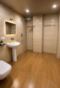 a bathroom with a toilet and a sink and a shower at Dharvi Kasauli Heavens in Kasauli +6 photos
