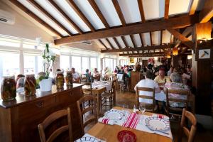 Restaurace v ubytování Hôtel Euzkadi + 34 fotografií