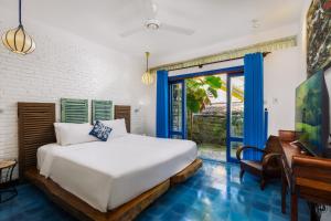 a bedroom with a white bed and a window at Loft House 2BR Beachside An Bang Beach Hoi An by Beachside Boutique Homes in An Bàn (2)