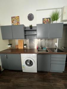 a kitchen with a washing machine and a sink at CoolApart in Augsburg in Augsburg