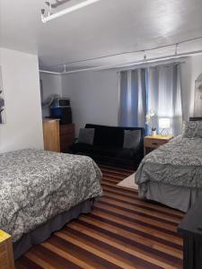 a hotel room with two beds and a couch at Ocean Spray Inn in Winthrop +25 photos