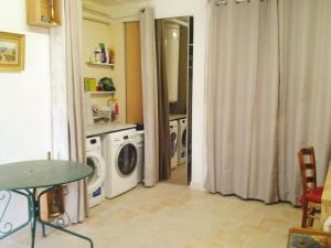 a laundry room with a washer and dryer at Les Lauriers Roses in Salavas