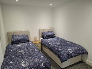 two beds sitting next to each other in a bedroom at Sleeps2-CentralLocation-FamilyFriendly-NewRefurb in Retford