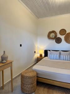 a bedroom with a bed and a table at THEONprivehouse in Koinyra