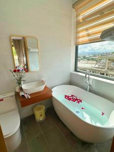 a bathroom with a tub and a toilet and a sink at Enjoy Villa Da Lat in Khu Chi Lăng +46 photos