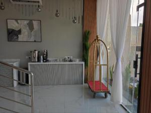 a room with a table and a chair and a window at شقق أجنحة نزيل للشقق المخدومة in Tabuk +11 photos