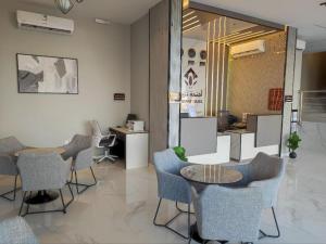 a lobby with chairs and a table in a room at شقق أجنحة نزيل للشقق المخدومة in Tabuk