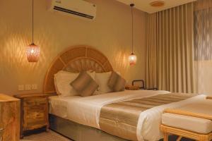 a bedroom with a large bed in a room at شقق وسن الفندقية in Abha