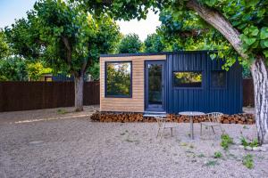 a tiny house with two chairs and a table at Cabañas en Graus in Graus
