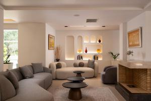 ein Wohnzimmer mit Sofas und einem Kamin in der Unterkunft Olympion Sunset Halkidiki in Fourka