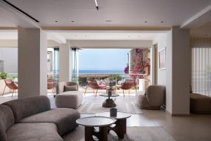 ein Wohnzimmer mit Sofa und Meerblick in der Unterkunft Olympion Sunset Halkidiki in Fourka
