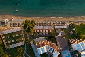 Luftaufnahme eines Ferienresorts in Strandnähe in der Unterkunft Olympion Sunset Halkidiki in Fourka