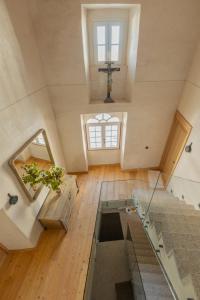 pokój na poddaszu ze szklanym stołem i oknem w obiekcie Marvão Hotel Museu w mieście Marvão +77 zdjęć